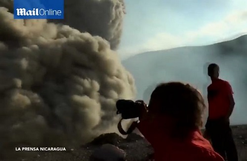 [VIDEO] Du khách đang hào hứng tham quan, núi lửa đột nhiên phun trào