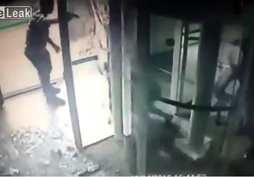 [VIDEO] Màn đấu súng kinh hoàng giữa một nhân viên bảo vệ và ba tên cướp