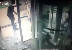 [VIDEO] Màn đấu súng kinh hoàng giữa một nhân viên bảo vệ và ba tên cướp