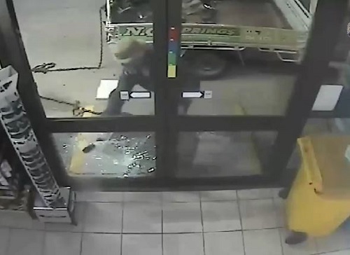 [VIDEO] Người đàn ông mang xích đi trộm ATM mất luôn cả xích