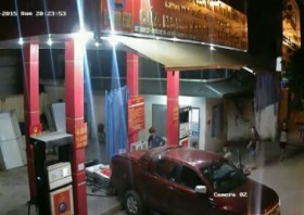 [VIDEO] Ô tô lùi xe tông đổ cây xăng ở Hà Nội