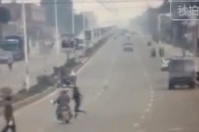 [VIDEO] Cô gái chạy bộ qua đường hất văng hai người đi xe máy