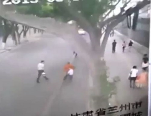 [VIDEO] Khoảnh khắc bức tường dài 20m đổ sập đè lên gần chục người đi đường