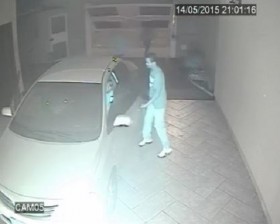 [VIDEO] Xộc vào gara, 3 tên cướp có súng bị chủ nhà rượt chạy bạt mạng