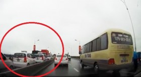 [VIDEO] 4 xe taxi chạy ngược chiều gây "tắc cứng" cầu Vĩnh Tuy