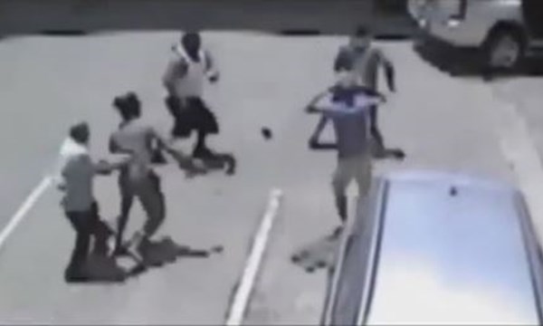 [VIDEO] Hai tên cướp mai phục gặp phải võ sư bị đánh tơi tả