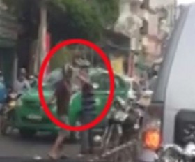 [VIDEO] Va chạm giao thông, đánh nhau ngay trước mặt công an