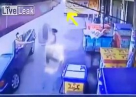 [VIDEO] Bánh xe "tử thần" lao với vận tốc khủng suýt cướp đi tính mạng người phụ nữ