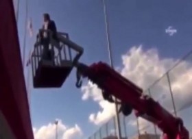 [VIDEO] HLV thuê xe cẩu theo dõi trận đấu sau khi bị cấm chỉ đạo 9 tháng