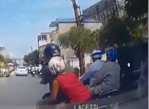 [VIDEO] Vượt ẩu, bố chở con nhỏ bị ô tô đâm ngã