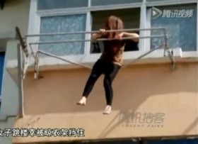[VIDEO] Thiếu nữ nhảy lầu may mắn mắc phải thanh phơi quần áo