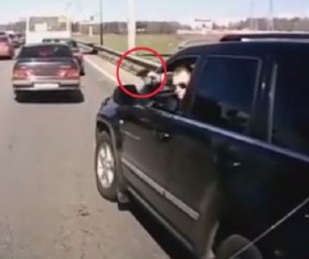 [VIDEO] Rút súng dọa tài xế khác để "cướp" đường