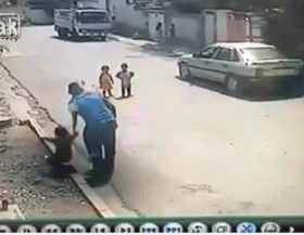 [VIDEO] Em bé bị bắt cóc ngay trước cửa nhà