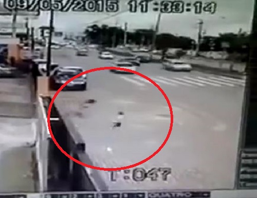 [VIDEO] Người mẹ cuống cuồng đuổi theo bé trai lao vút ra đường