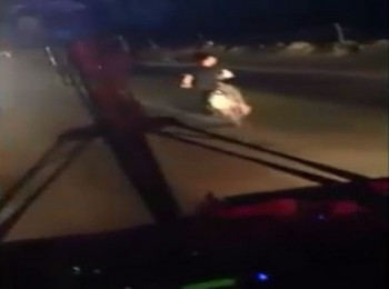 [VIDEO] Thanh niên đánh võng tạt đầu xe khách, xe tải tại Hải Dương