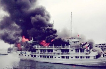 [VIDEO] Du thuyền Aphrodite bốc cháy dữ dội ở cảng Tuần Châu