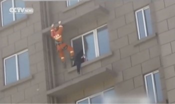 [VIDEO] Lính cứu hỏa đạp cứu cô gái định tự tử thoát chết