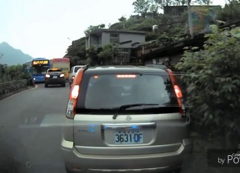 [VIDEO] Xe khách đấu đầu, ô tô lấn làn buộc lui