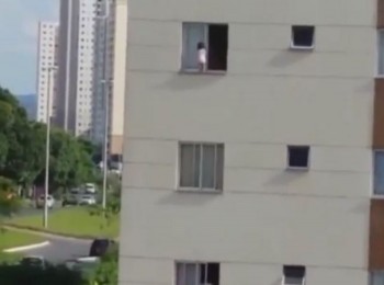 [VIDEO] Em bé vắt vẻo ngoài cửa sổ chung cư