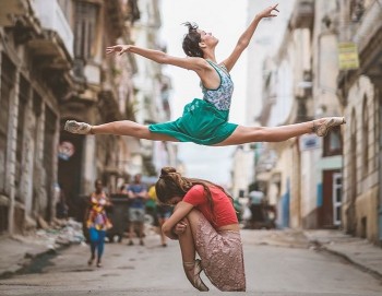 [Chùm ảnh] Vũ công ballet đẹp ngỡ ngàng trên đường phố Cuba