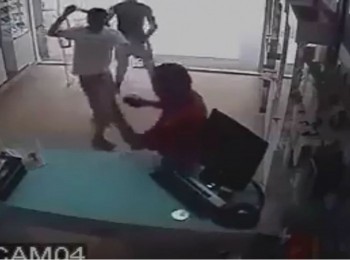 [VIDEO] Lao vào cửa hàng di động, chém người cướp điện thoại