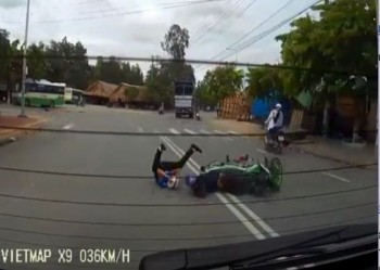[VIDEO] Vượt ẩu, hai thanh niên suýt chết