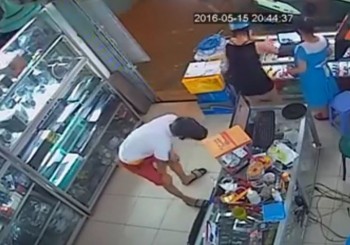 [VIDEO] Đôi nam nữ đi xe tay ga dàn cảnh trộm đồ