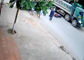 [VIDEO] Phóng nhanh, hai thanh niên lao người vào gầm ô tô quay đầu