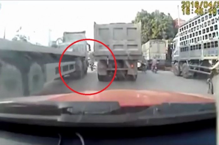 [VIDEO] Nam sinh thoát chết trước đầu container