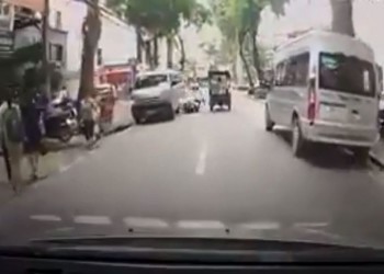 [VIDEO] Lấn làn để vượt, xe máy bị cửa ô tô va trúng