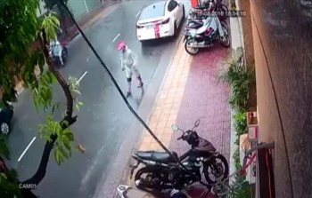 [VIDEO] Thấy trời mưa, trộm 'dắt hộ' xe máy trên vỉa hè