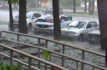 [VIDEO] Trời đổ mưa đá, cô gái xả thân 'bảo vệ' ô tô