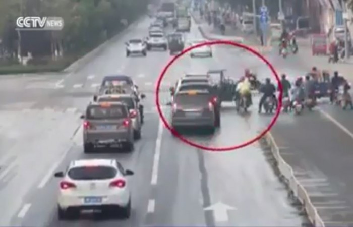 [VIDEO] Xe không người lái 'quẩy' loạn trên đường