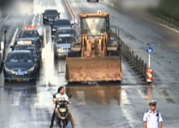 [VIDEO] Máy xúc điên náo loạn Trung Quốc, tài xế bị bắn tử vong