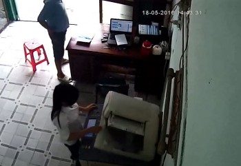 [VIDEO] Giả vờ in, cướp máy tính manh động chưa từng thấy