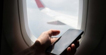 Vì sao phải tắt điện thoại khi đang đi máy bay?