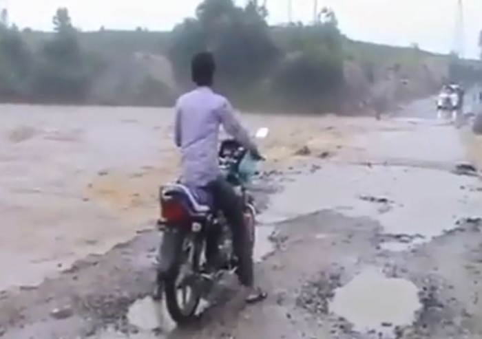 [VIDEO] Vượt lũ bằng xe máy, thanh niên bị nước cuốn trôi