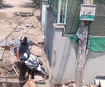 [VIDEO] Vượt đường hư hỏng, người đàn ông ngã nhào xuống hố