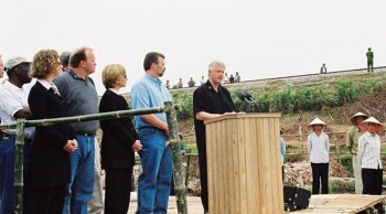 Hình ảnh Tổng thống Mỹ đầu tiên đến Hà Nội năm 2000