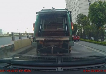 [VIDEO] Xe rác lùi ẩu suýt tông đầu ô tô