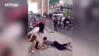 [VIDEO] Lăn lộn ôm chân bạn gái khi bị đòi chia tay