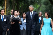 photo ong obama than thien voi nguoi dan viet nam