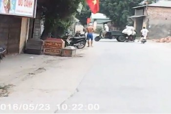 [VIDEO] Ba gác lùi ẩu, tông ngã 2 xe máy