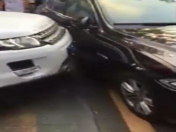 [VIDEO] Range Rover đâm nát siêu xe Jaguar