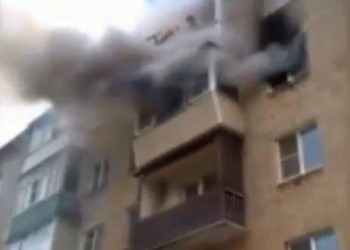 [VIDEO] Chung cư bốc cháy, bố mẹ thả 2 con từ tầng 5