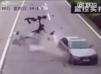 [VIDEO] Tông trực diện ô tô, xe máy nát vụn, hai người bị hất văng