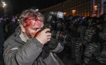 20 bức ảnh ấn tượng về lòng dũng cảm của phóng viên hiện trường
