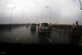 [VIDEO] Vượt ẩu lấn làn trên cầu Vĩnh Tuy, xe máy bị ô tô tông ngã