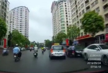 [VIDEO] Mở cửa trả khách giữa đường, taxi va chạm với xe máy