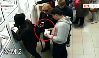 [VIDEO] Không chịu xếp hàng, cô gái bị "trộm" tiền trong ví